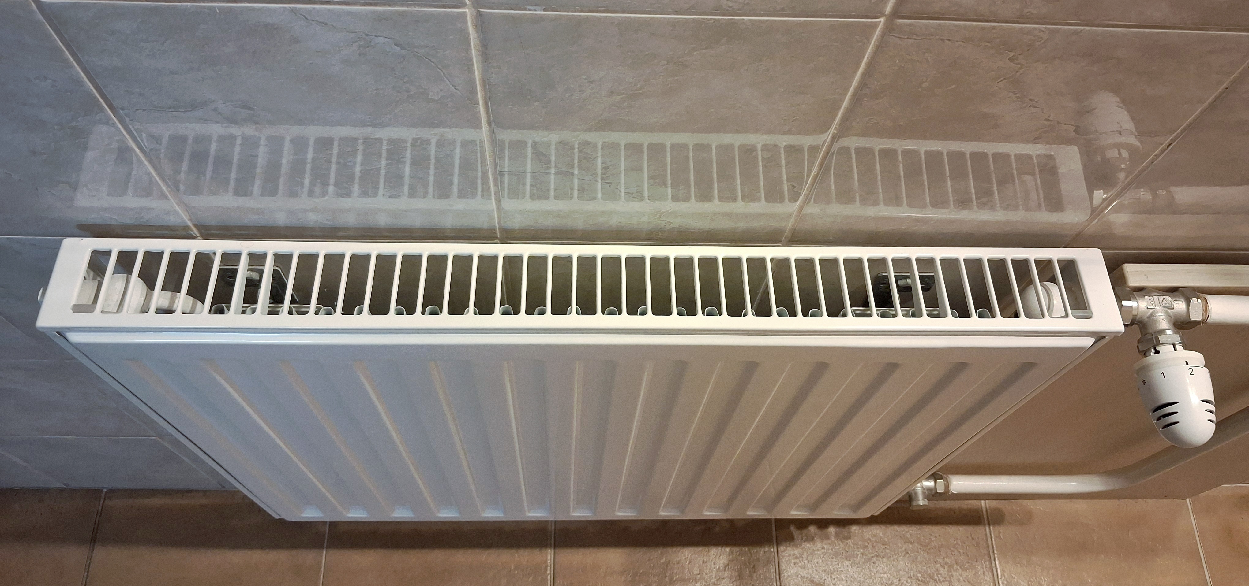 A KÉPEN EGY RADIÁTOR LÁTHATÓ FELÜLNÉZETBŐL