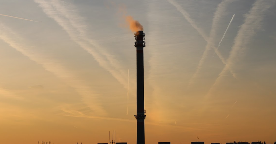 a képen a Király sor kéménye látszik koraesti fényekben